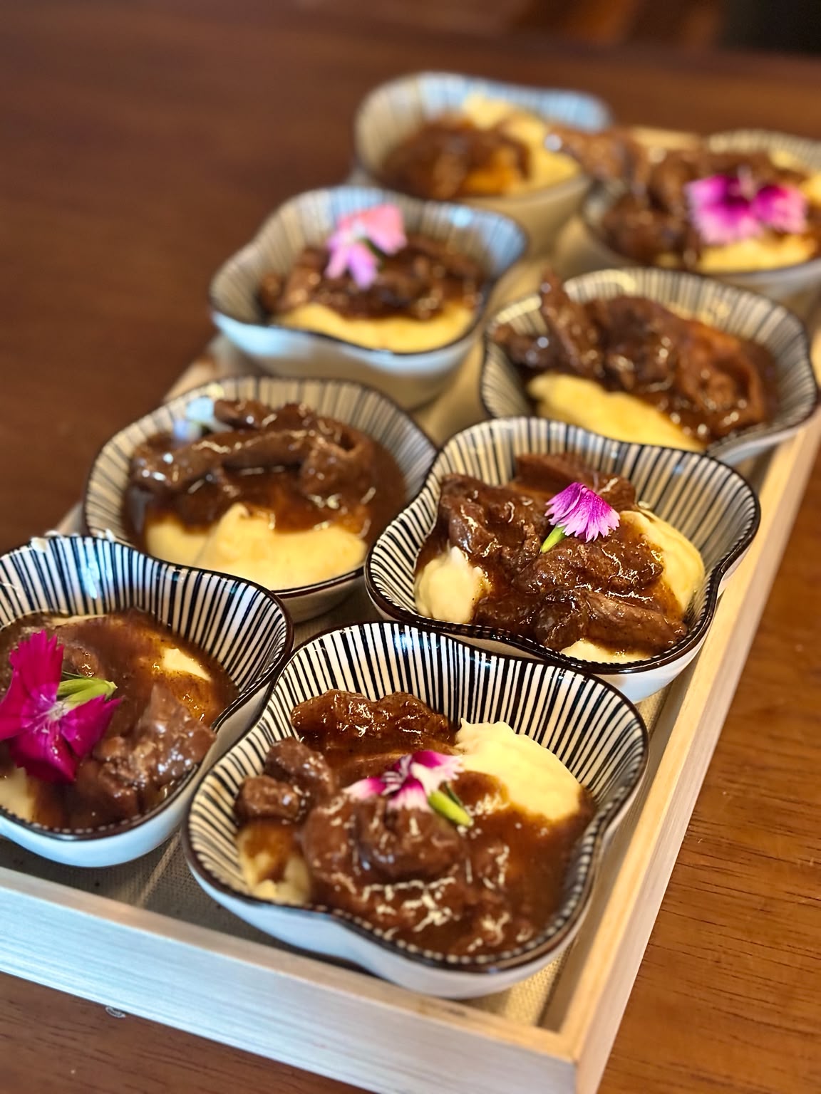 Bandeja com porções individuais de carne servidas em bowls